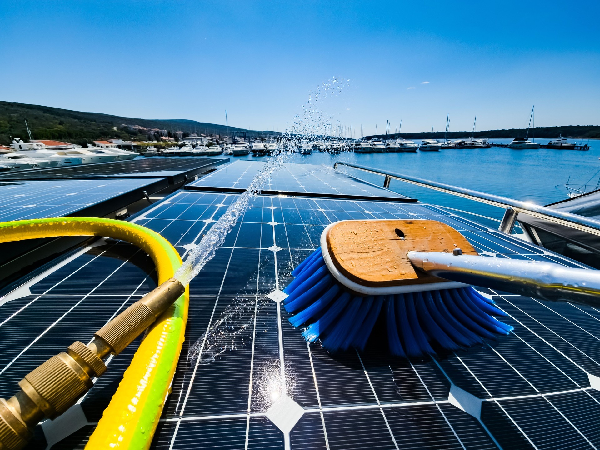 Reinigung von Solarmodulen im Yachthafen